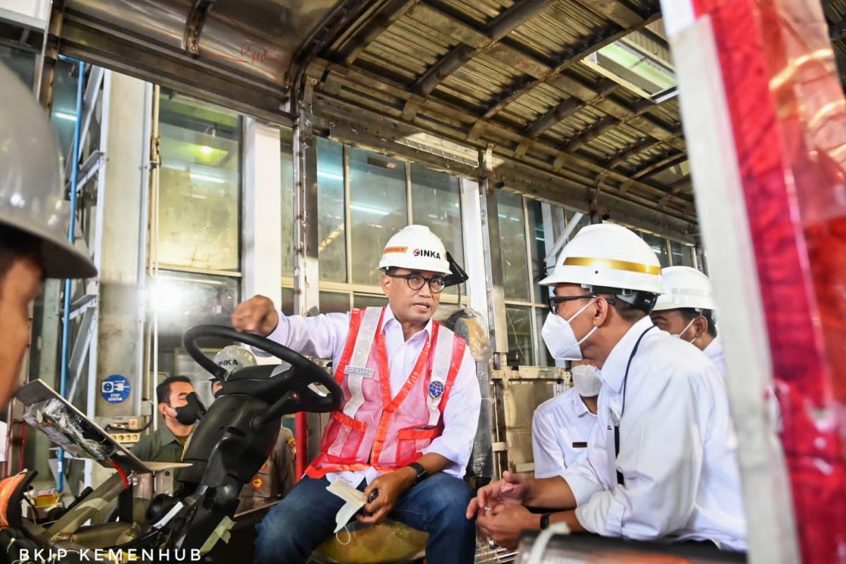 Menhub tinjau pembuatan Bus Listrik Merah Putih untuk G20