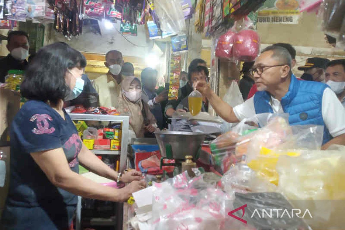 Mendag Zulhas pantau kebutuhan pokok di Pasar Jagasatru Cirebon
