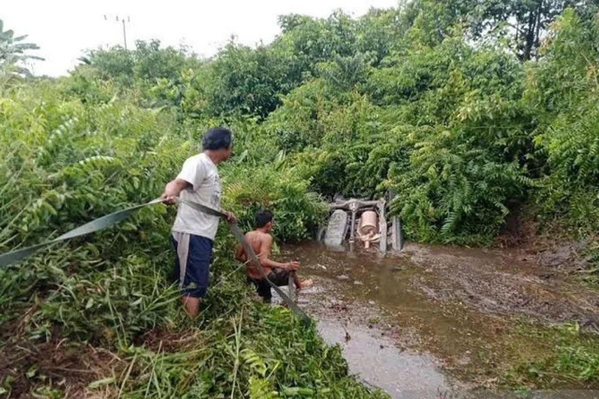 Mobil Kepala Kemenag Kaltim kecelakaan akibatkan enam tewas