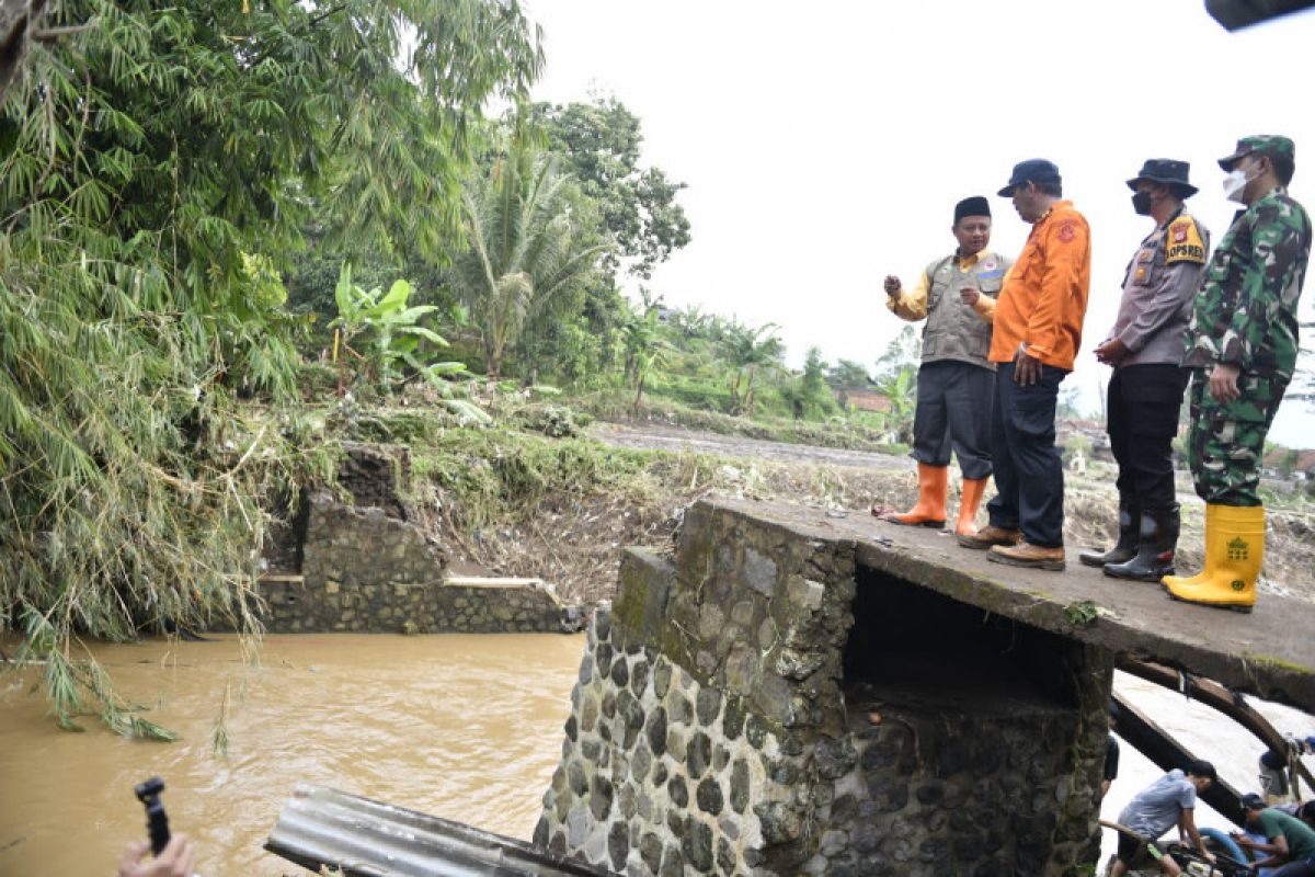 Plh Gubernur Jabar sebut ada pembabatan hutan sebabkan banjir di Garut