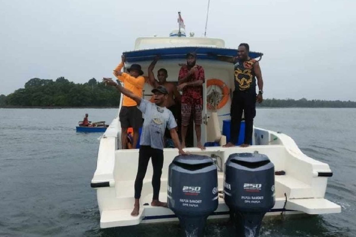Perahu motor DPR Papua ditemukan kehabisan BBM di perairan Mamberamo