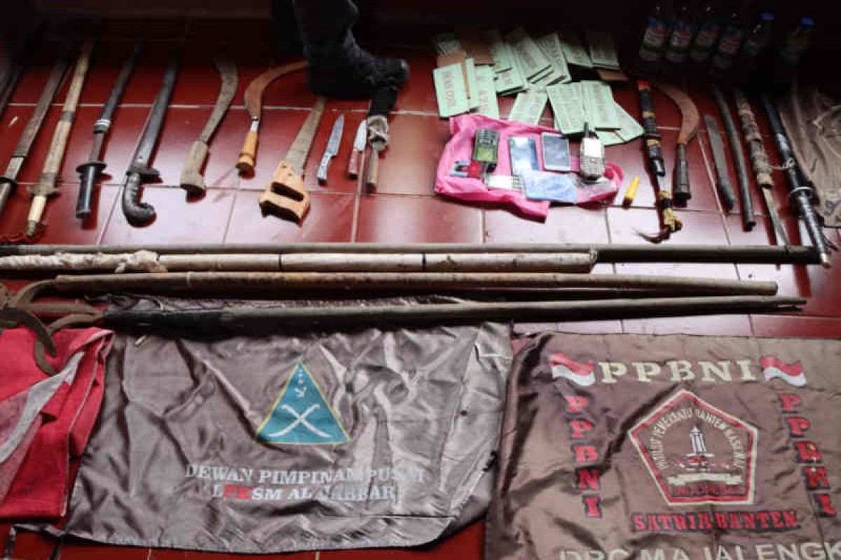 Polisi Cirebon temukan pistol air soft gun dan senjata tajam di markas ormas