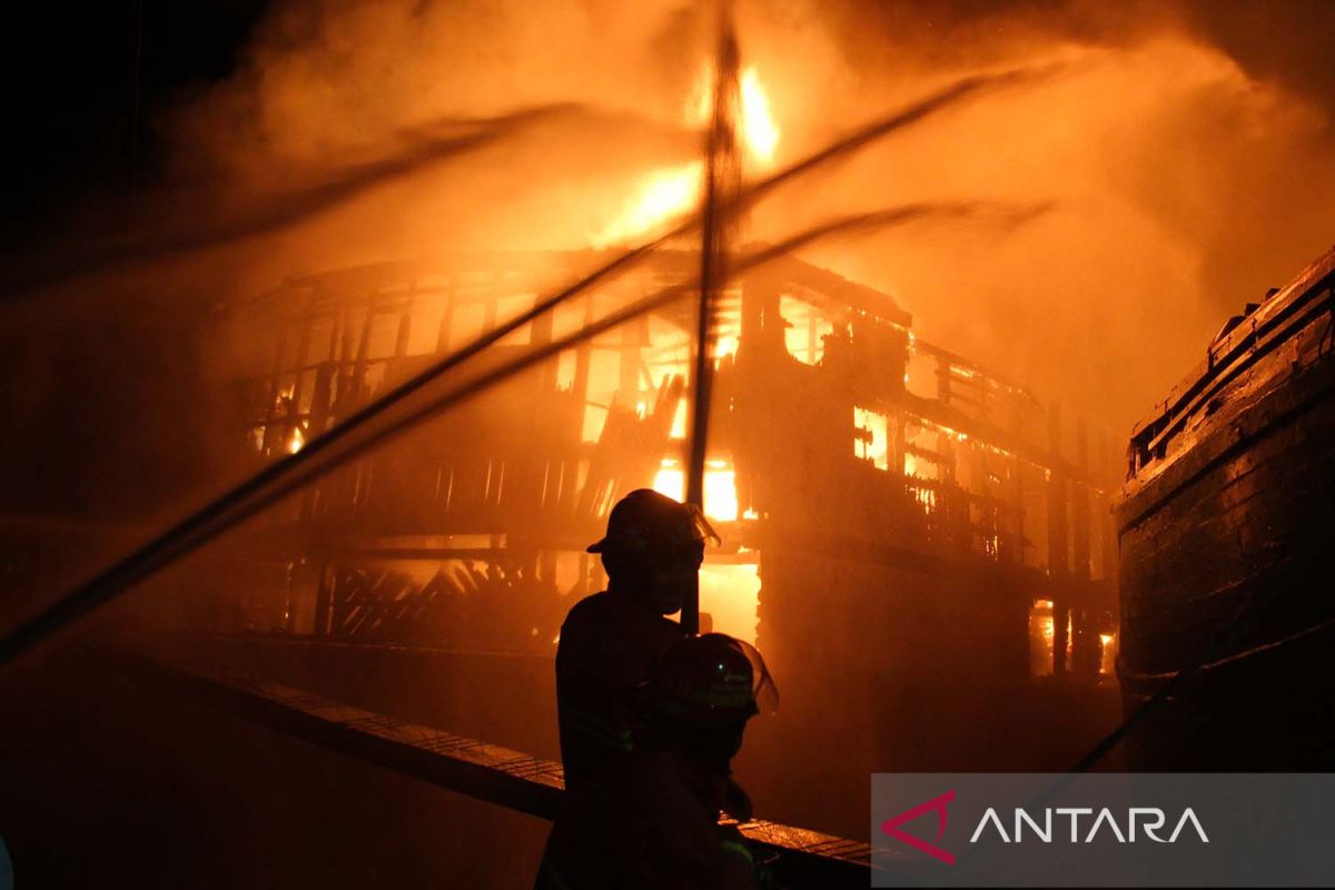 Dua kapal kargo terbakar di Surabaya, tidak ada korban jiwa