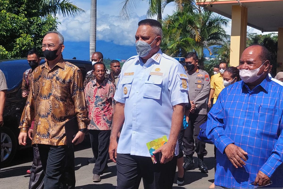 Gubernur Papua Barat tegur keras kepala daerah dengan capaian vaksinasi rendah