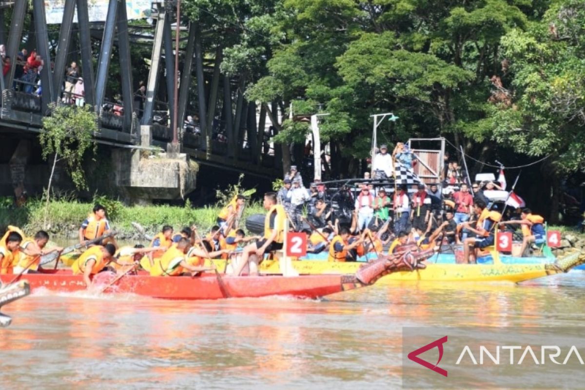 18 Tim berlomba dalam dragon boat 