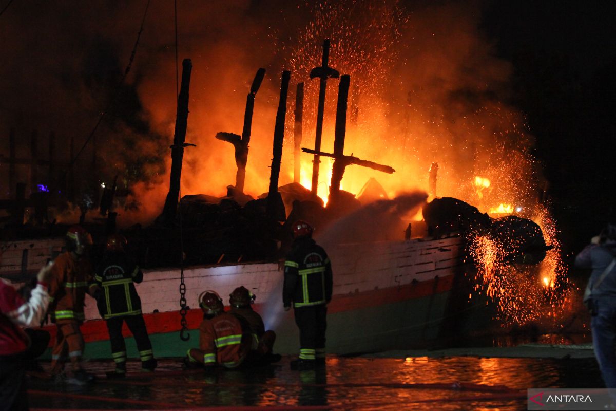 Dua kapal kargo terbakar saat bersandar di Pelabuhan Rakyat Kalimas Surabaya