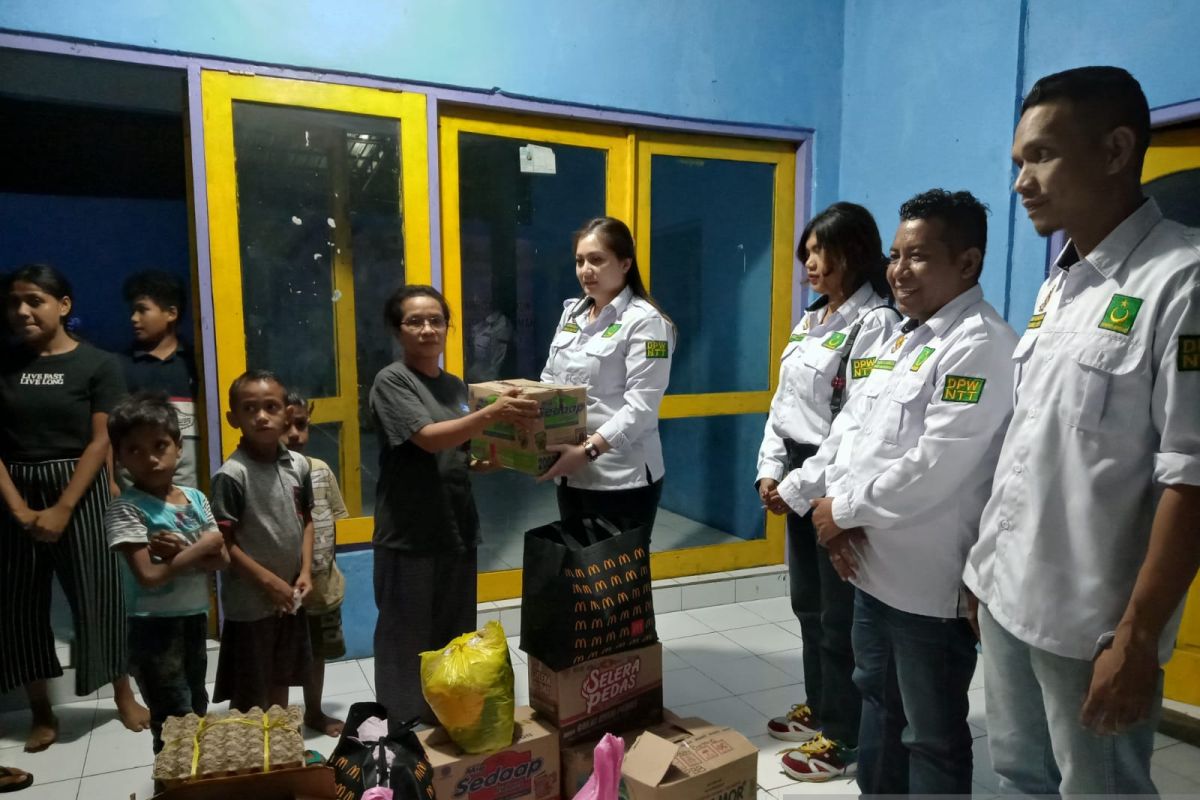 Partai Bulan Bintang NTT  bantu anak yatim di pantu