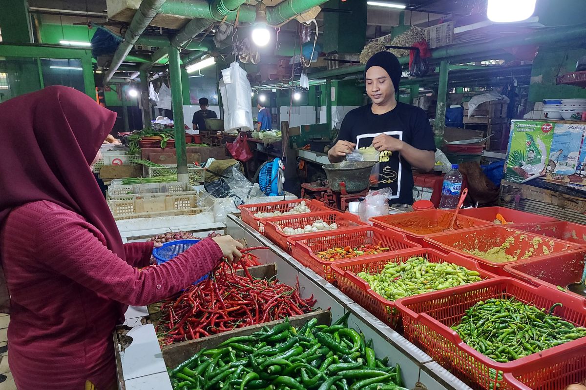 Harga cabai di Pasar Jatinegara stabil di harga Rp100 ribu/kilogram