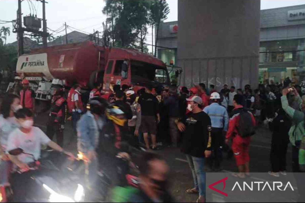 Truk tangki tabrak motor dan mobil, belasan orang meninggal dunia