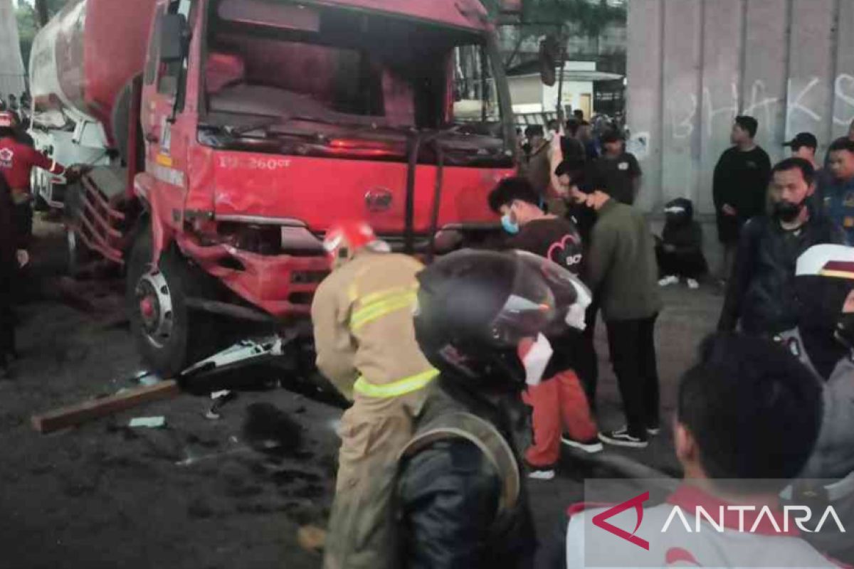 Police shut road access to Cileungsi after accident kills 11