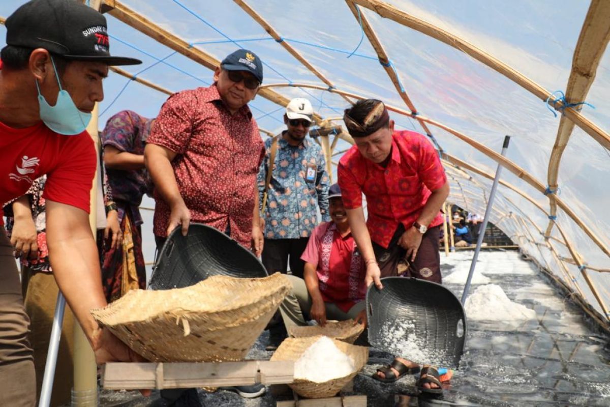 Kemensos bantu petani garam melalui ProKUS