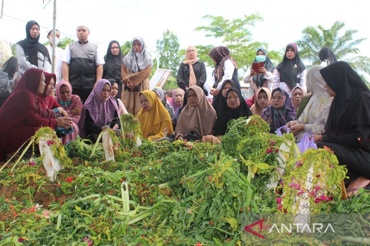 Jenazah Kakanwil Kemenag Kaltim dimakamkan satu liang lahat bersama keluarga