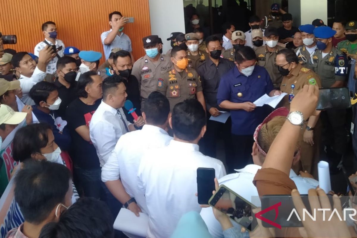 Massa demo minta pengelola Jakabaring Sport City Palembang dievaluasi