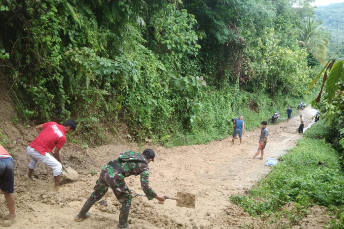 Personel Kodim Polewali Mandar bersihkan material longsor