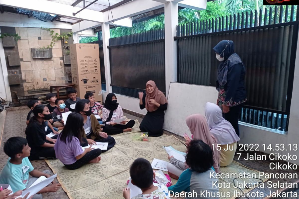 Kampung Inggris Cikoko tanamkan kreativitas anak lewat seni kerajinan