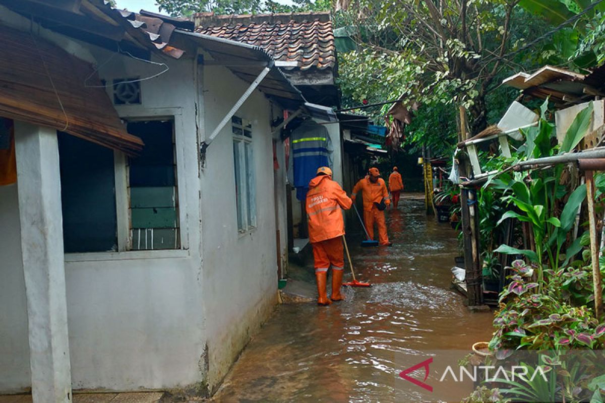 BPBD DKI evakuasi 14 KK warga Cilandak Timur akibat banjir 1,6 meter