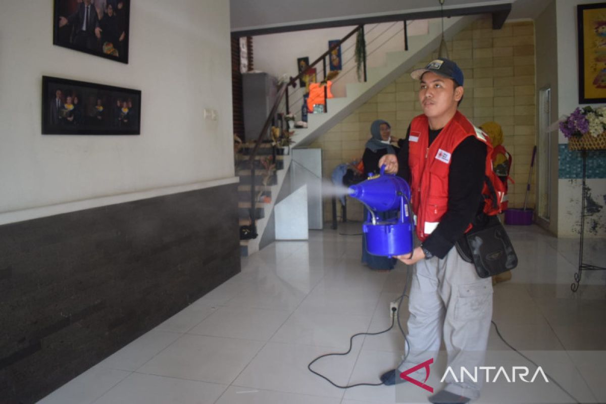 PMI Kota Tangerang semprot disinfektan cairan eco enzim di lokasi terdampak banjir