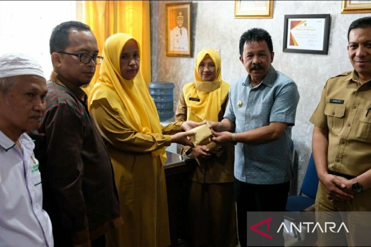 Bersama Baznas, Wawako Asrul salurkan beasiswa pendidikan Padang Panjang cerdas