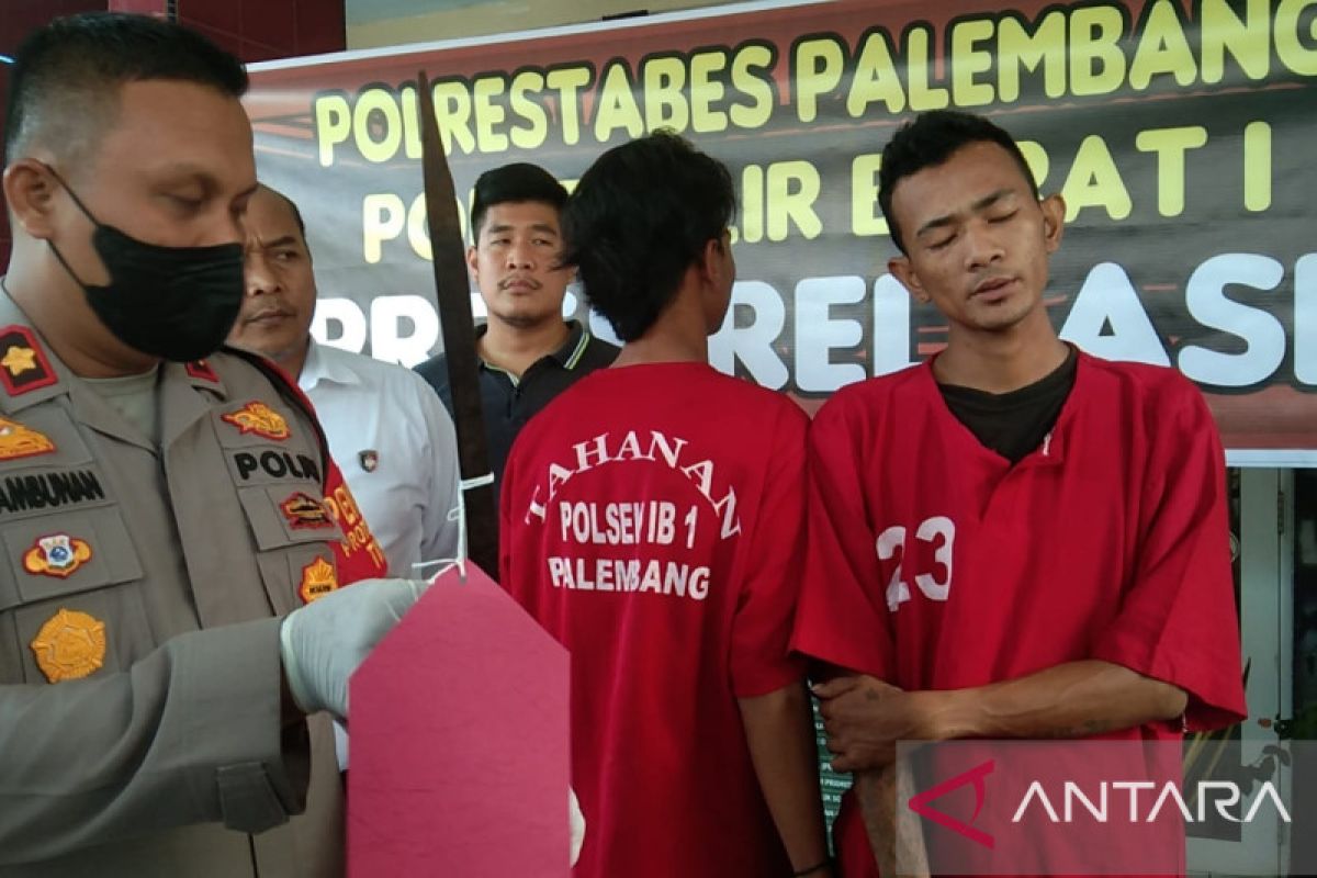 Polisi tangkap dua tersangka pelempar sopir truk gunakan batu dan golok