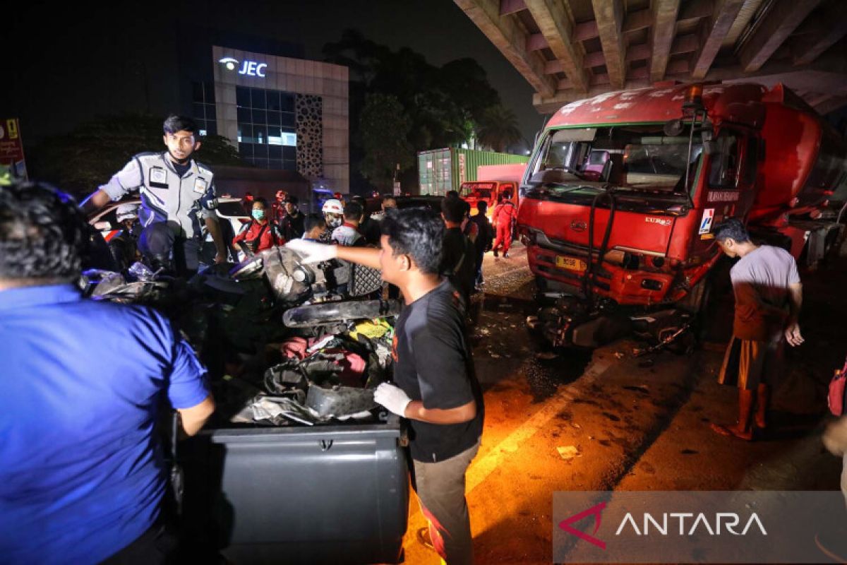 RS Polri Kramat Jati terima sembilan jenazah kecelakaan maut Bekasi