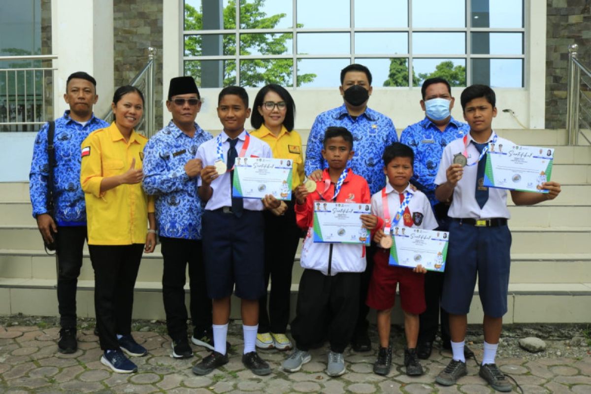 Bupati berikan penghargaaan kepada atlet berprestasi Kormi Samosir