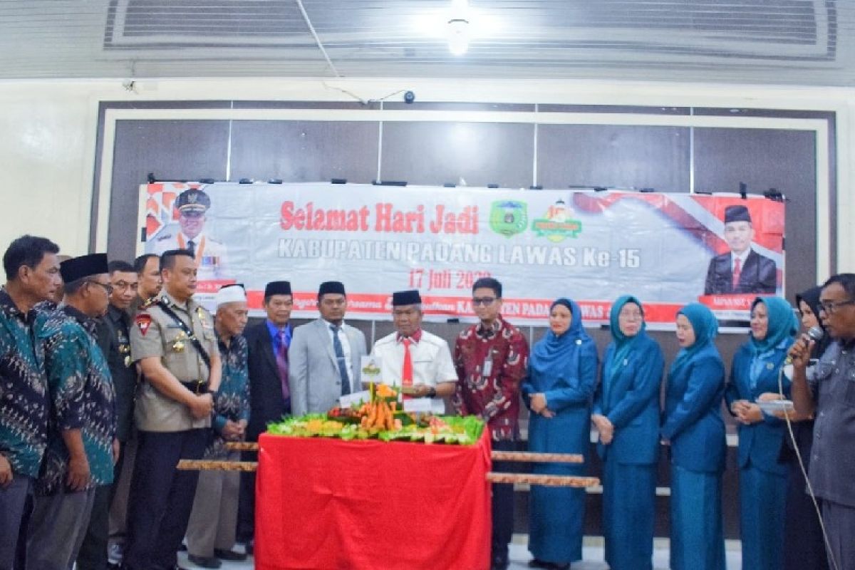 AZP potong nasi tumpeng hari jadi Kabupaten Padang Lawas ke -15