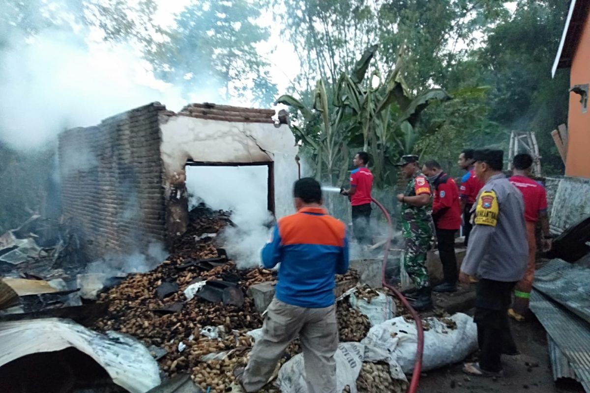 Pabrik kerupuk dan rumah warga di Situbondo ludes terbakar