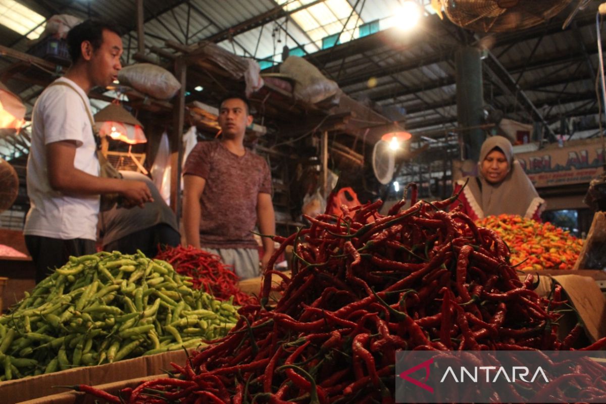 Harga cabai-bawang di Pasar Induk Kramat Jati turun usai Idul Adha
