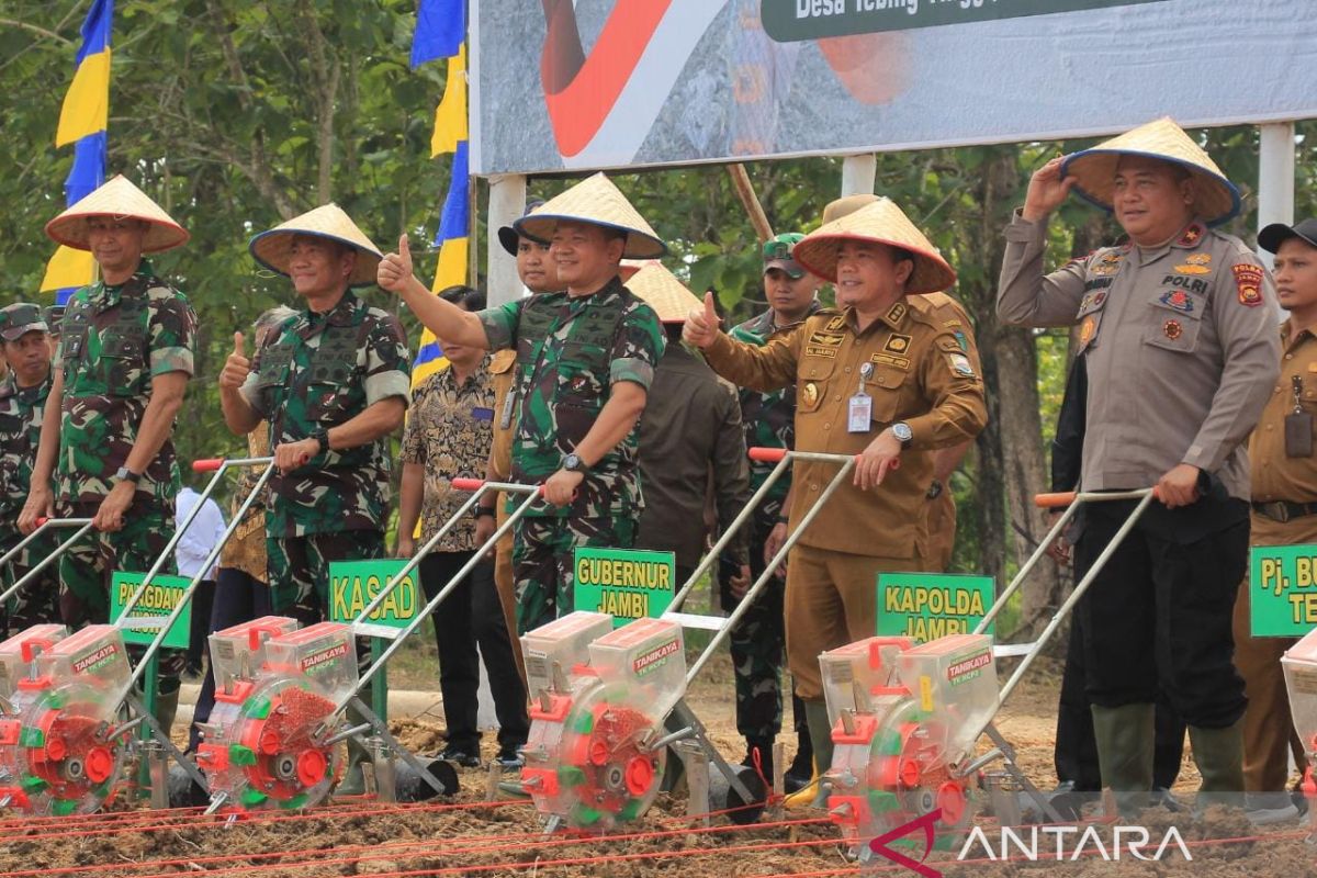 Kasad lakukan penanaman perdana di lahan TNI-AD di Jambi