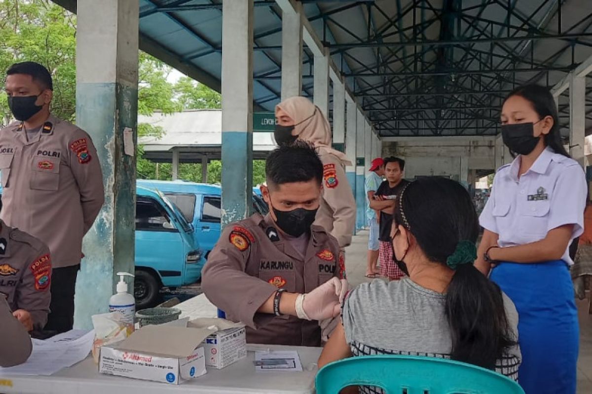 Tim gabungan lakukan vaksinasi pelaku perjalanan darat di Terminal Malalayang