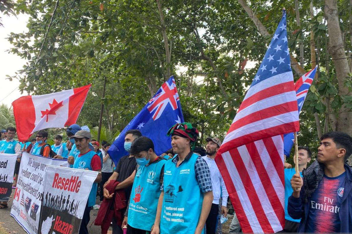 Pengungsi asal Afghanistan unjuk rasa kibarkan empat bendera negara asing