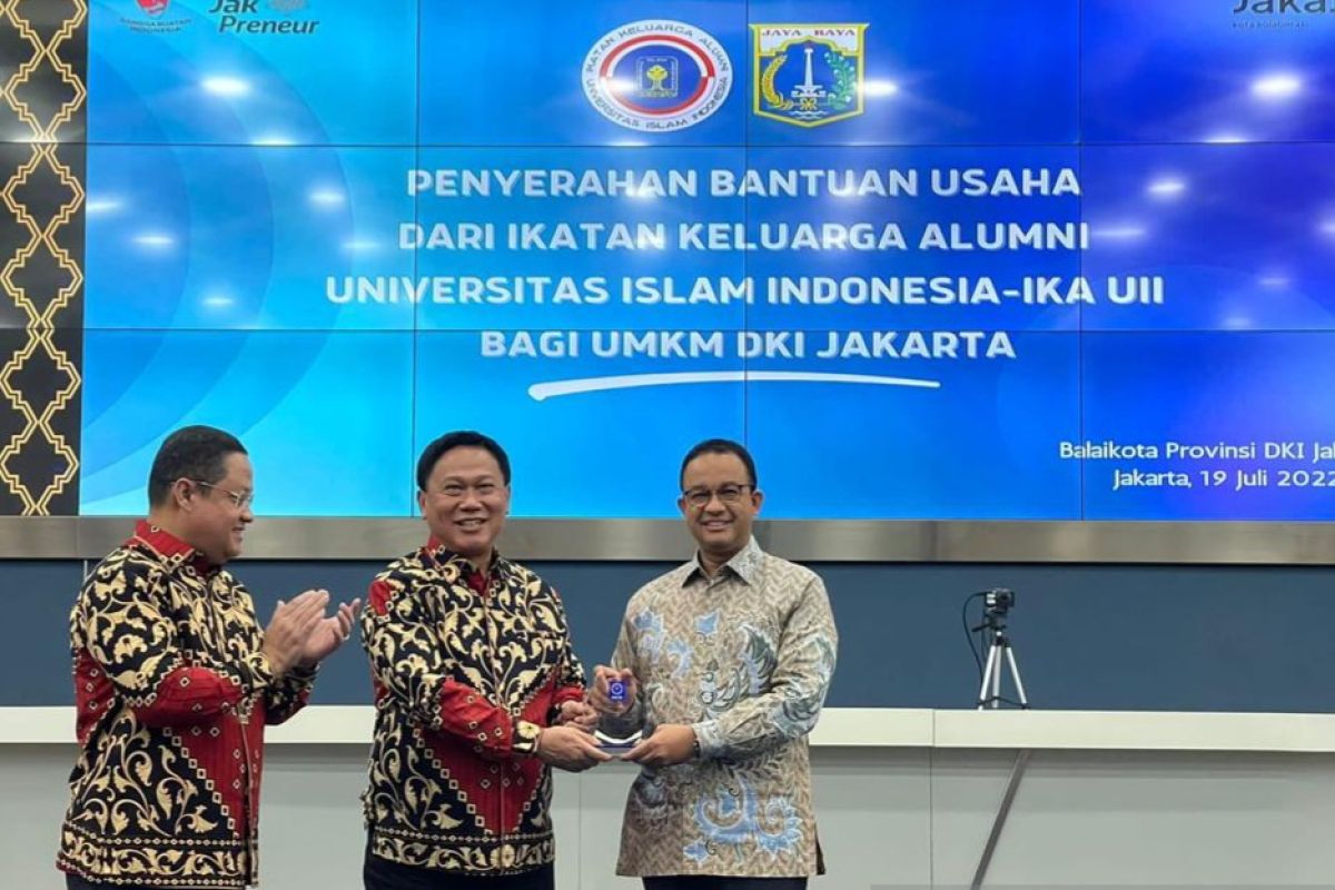 Alumni UII sebar bantuan gerobak bagi pelaku UMKM di Jakarta