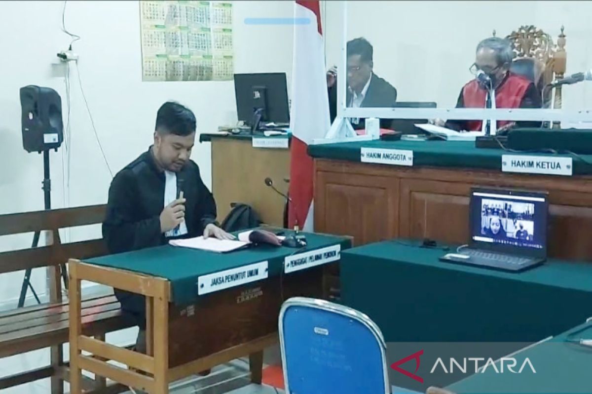Oknum Bhayangkari bandar arisan online dituntut dua tahun enam bulan penjara
