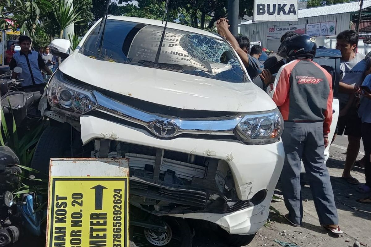 Mobil seruduk tiga motor di Jalan Brawijaya Mataram, polisi selidiki penyebab kecelakaan