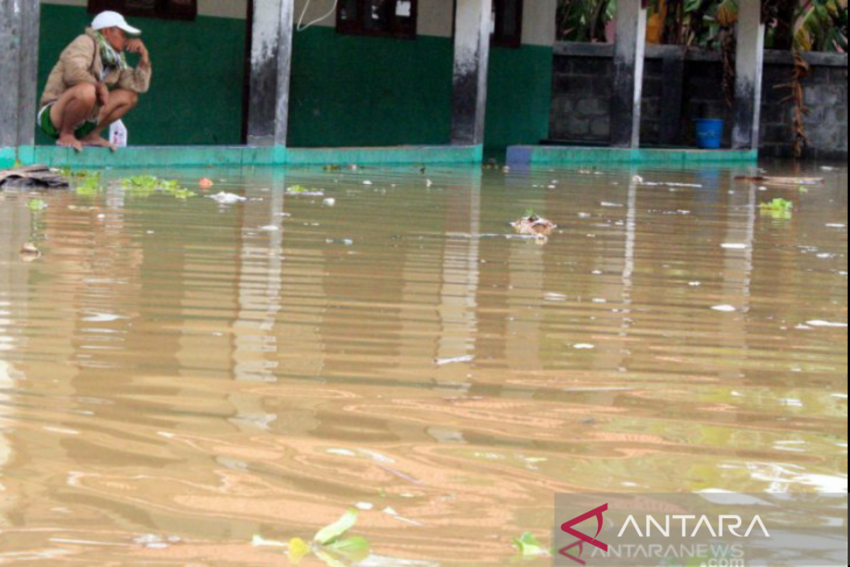 Curah hujan tinggi masyarakat Karawang diimbau waspadai banjir dan puting beliung