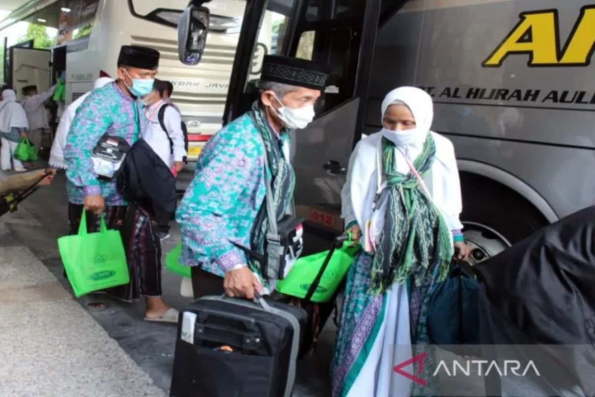 Sebanyak 13 orang haji gelombang kepulangan awal mengidap COVID-19