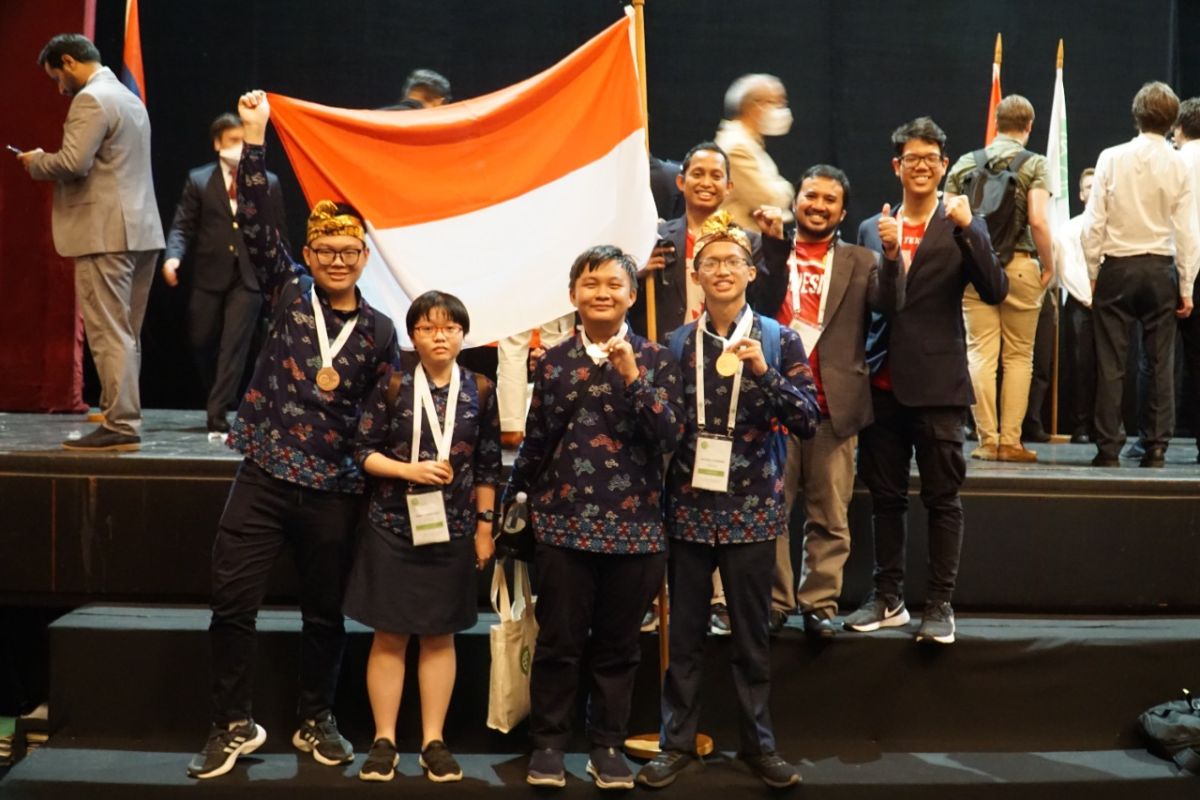 Tiga siswa Surabaya rebut medali emas dan perunggu IBO di Armenia