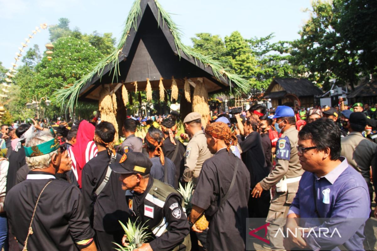 Purwakarta district carnival showcases farm products