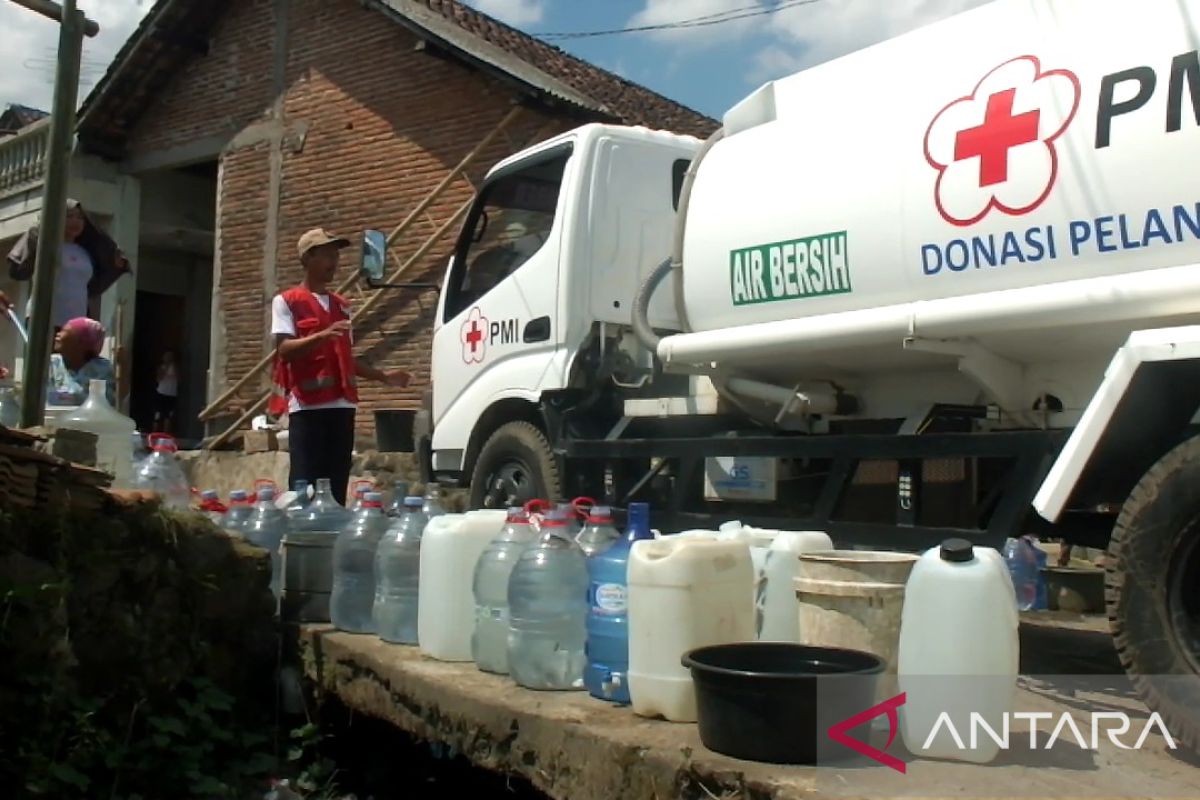 PMI Jember kirim truk tangki bantu atasi krisis air bersih