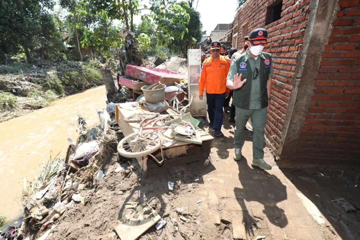 BNPB serahkan bantuan Rp250 juta untuk penanganan dampak bencana Garut
