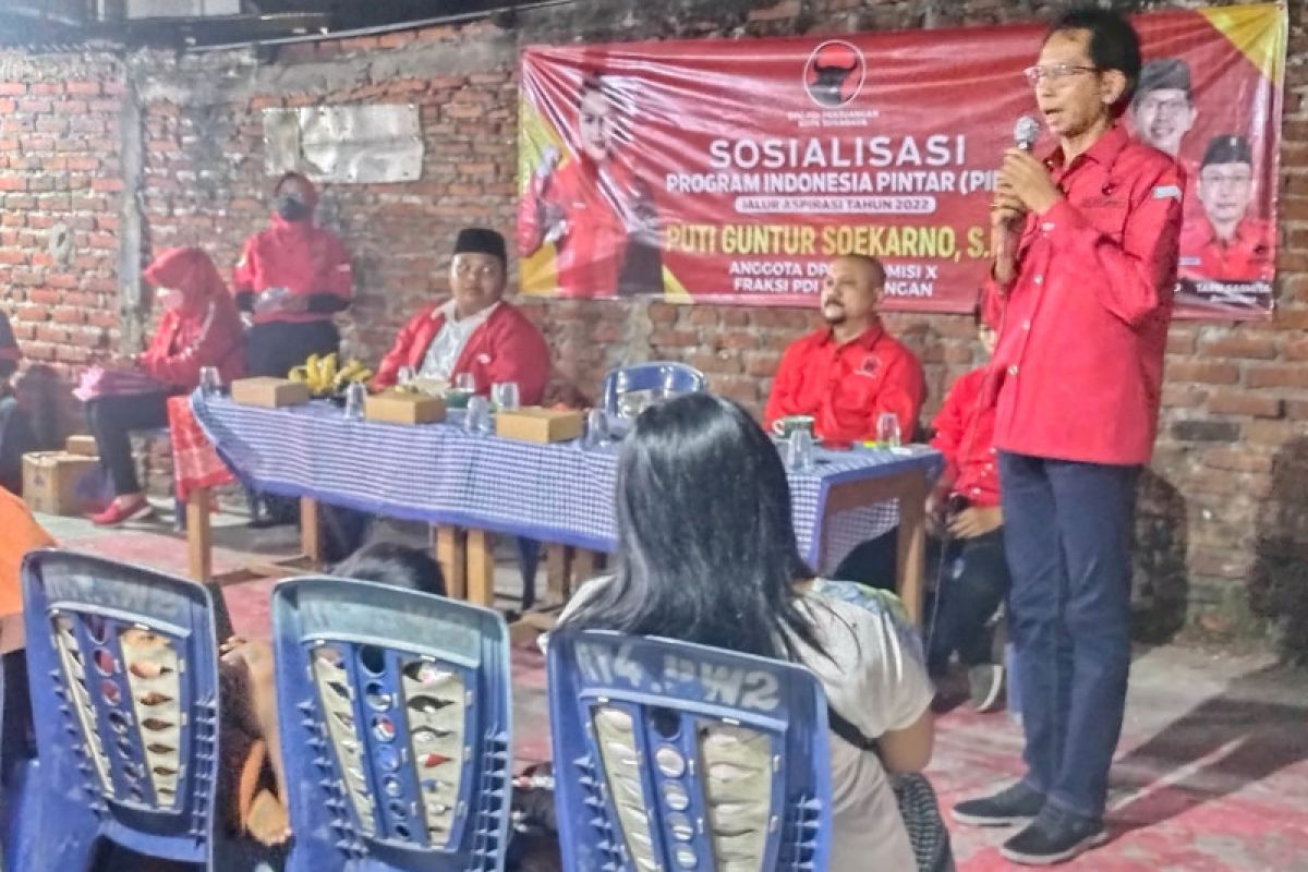PDI Perjuangan sosialisasikan pencairan beasiswa PIP di Surabaya