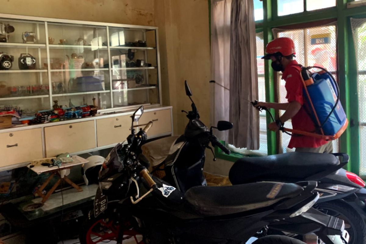 Rumah warga yang terdampak banjir di Garut disemprot disinfektan