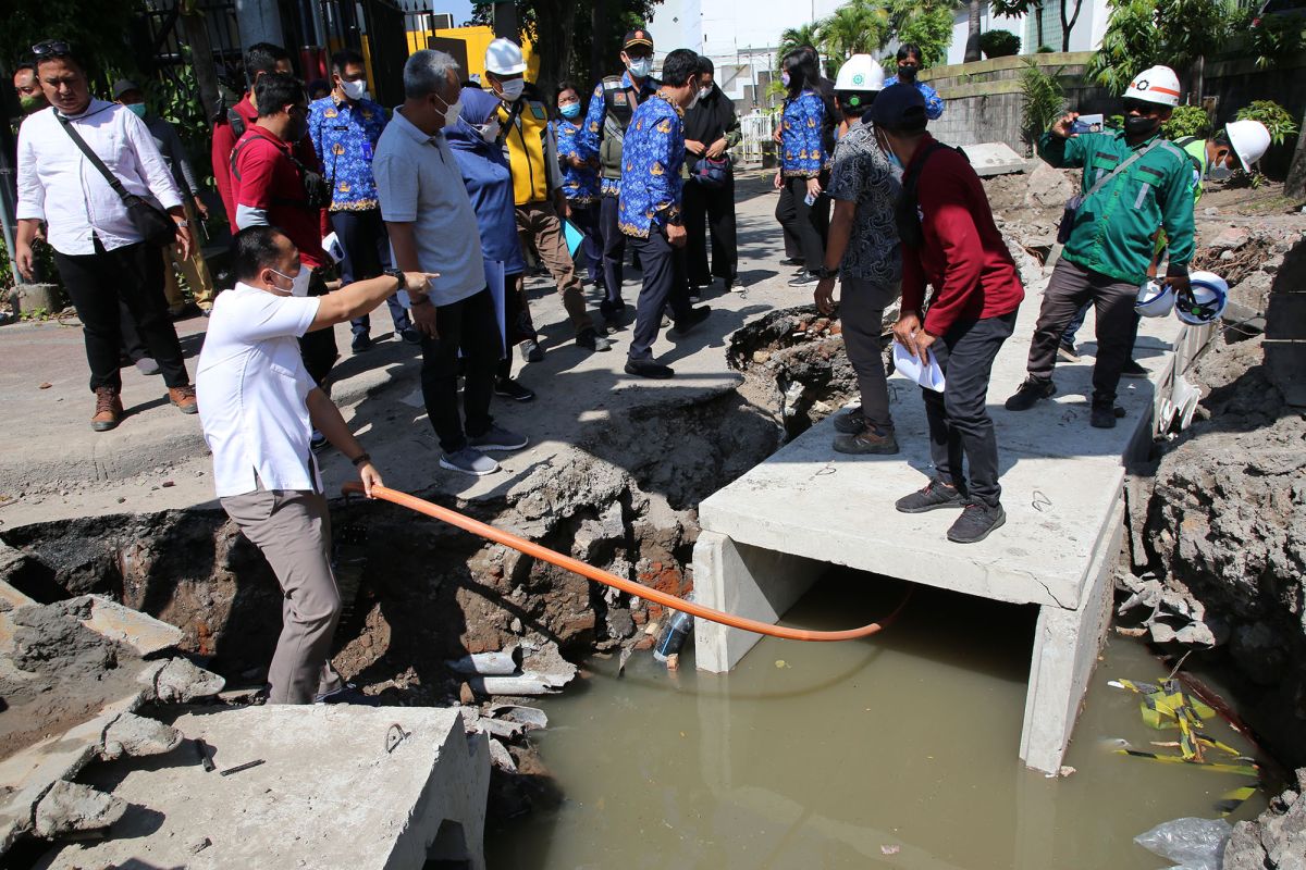 Wali Kota Surabaya minta pemasangan kabel optik tidak di 