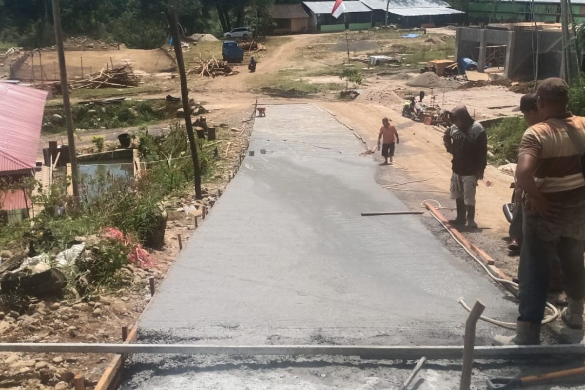 PT Semen Padang bantu pengecoran jalan ke Pondok Pesantren Darul Ulum