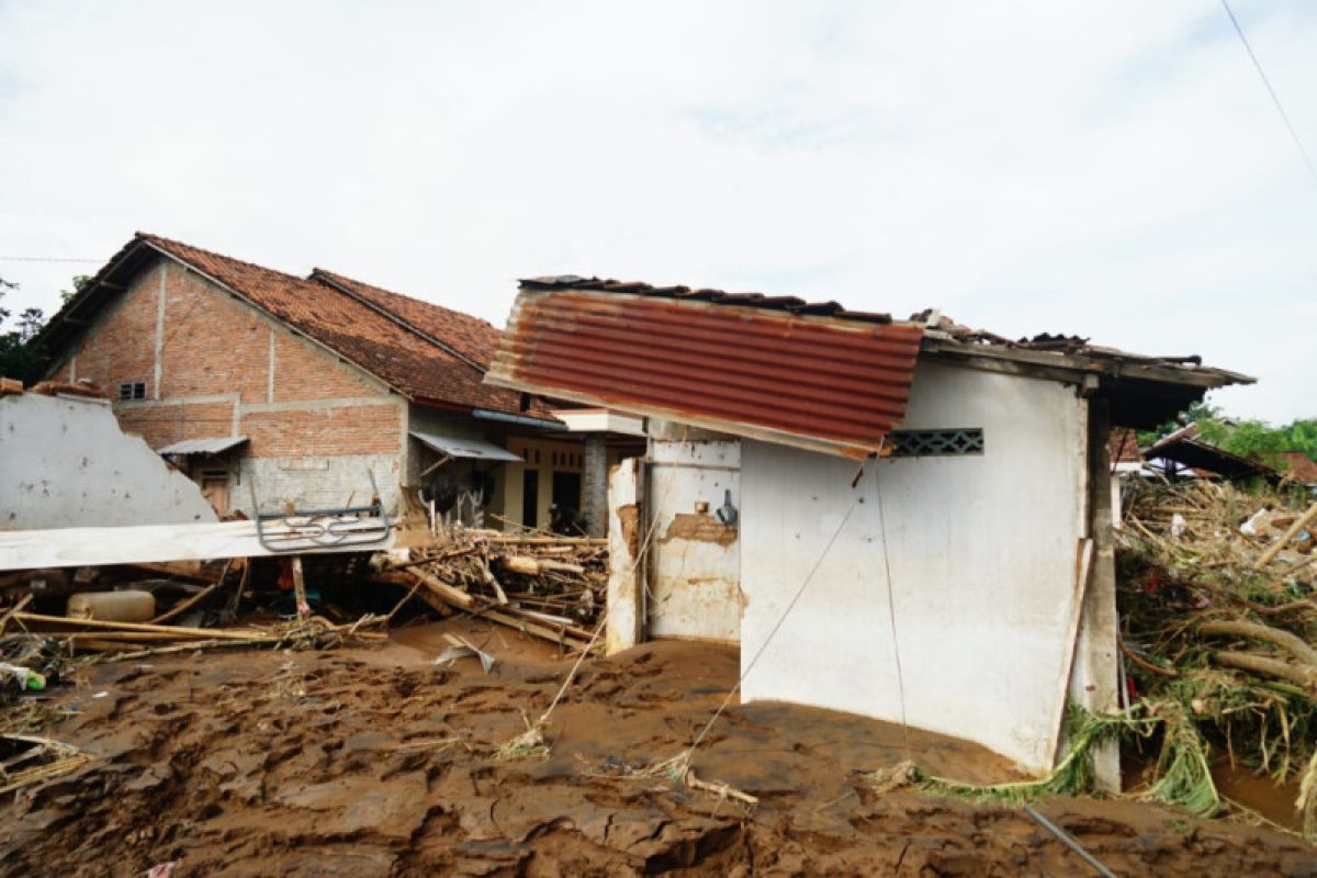 Bupati: Perbaikan rumah korban banjir Pati gunakan CSR Bank Jateng