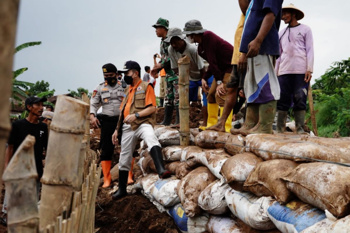 Perbaikan tanggul sungai yang jebol di Pati capai 60 persen