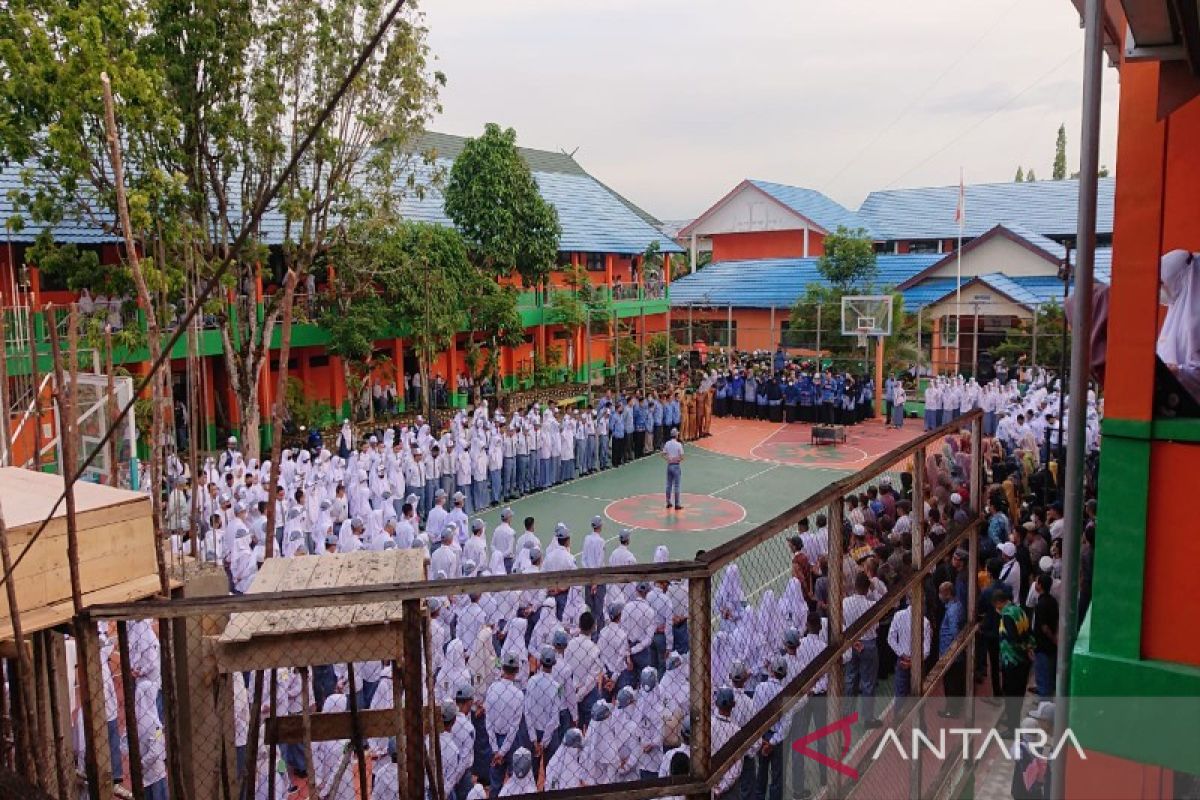 Hari pertama sekolah, orangtua pun menemani