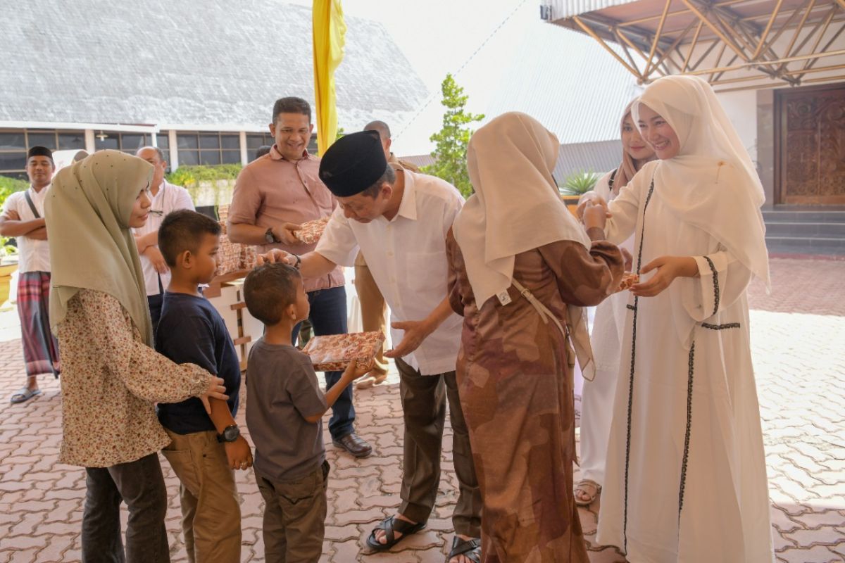 Ini yang dilakukan Pj Gubernur Aceh bersama anak yatim