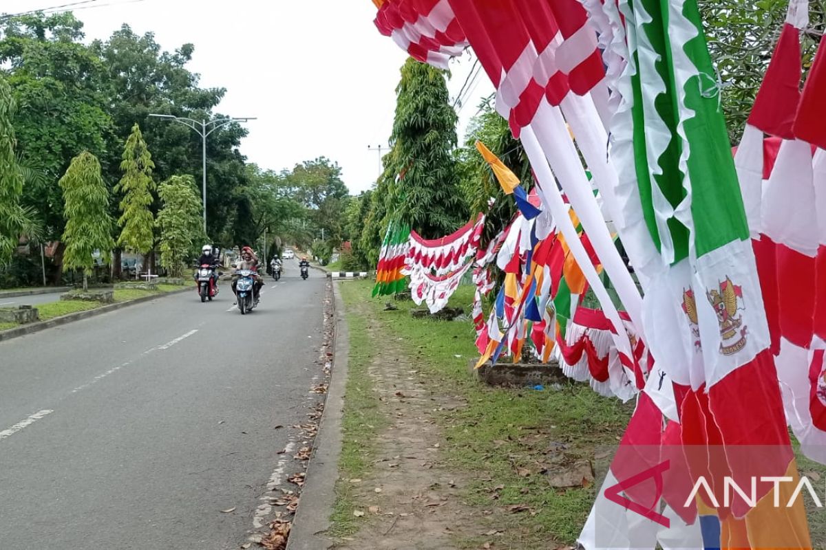 Penjualan bendera dan umbul mulai marak di Manokwari