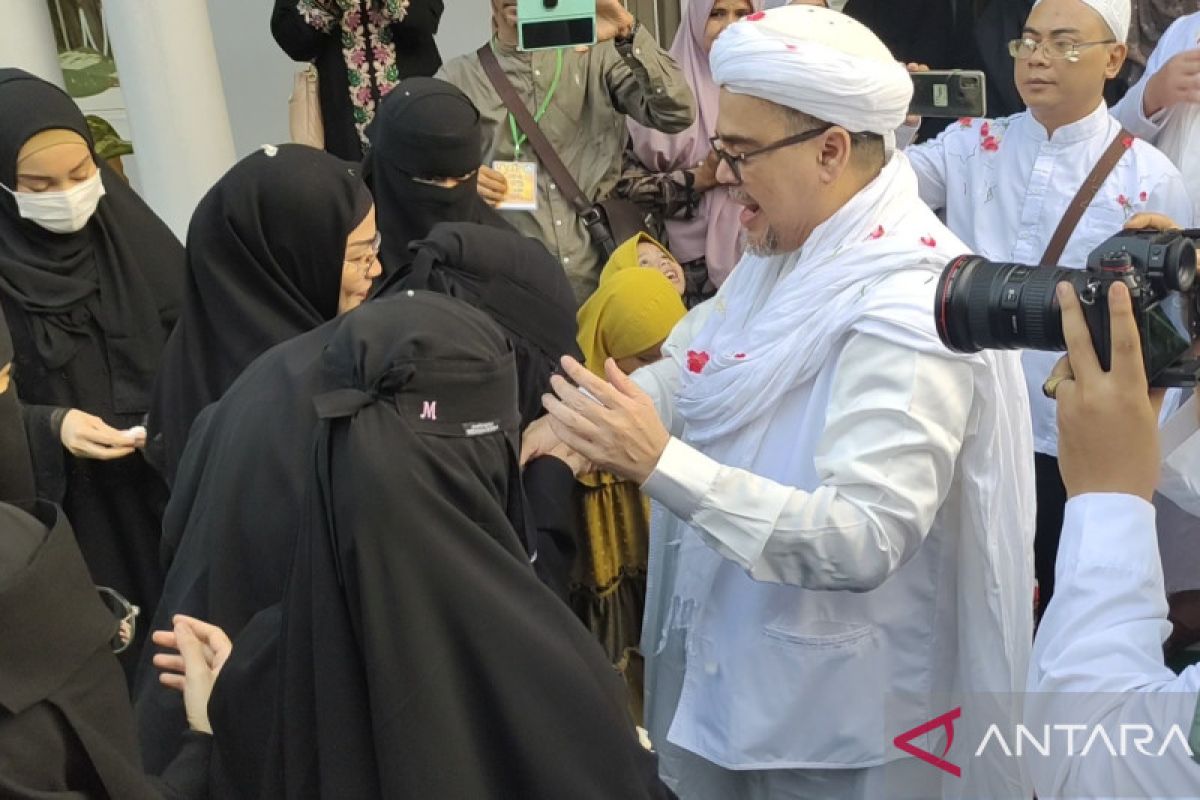 Keluarga menyambut Rizieq Shihab di Petamburan usai dinyatakan bebas bersyarat